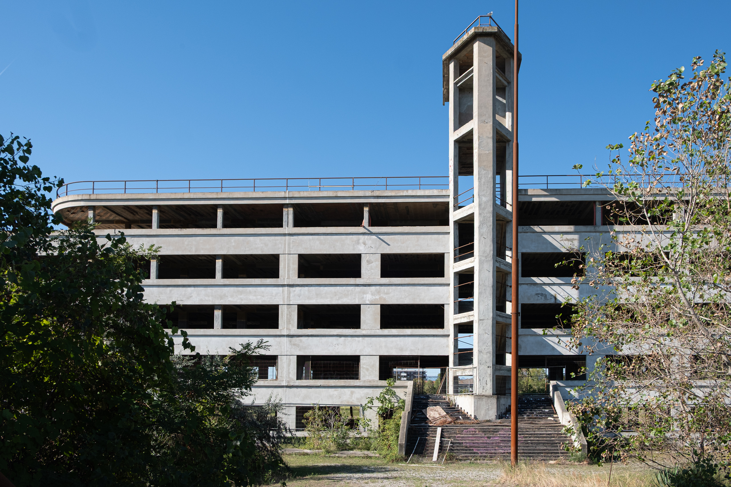 Verlassener Betonbau mit Treppenturm – am Stadtrand von Rimini